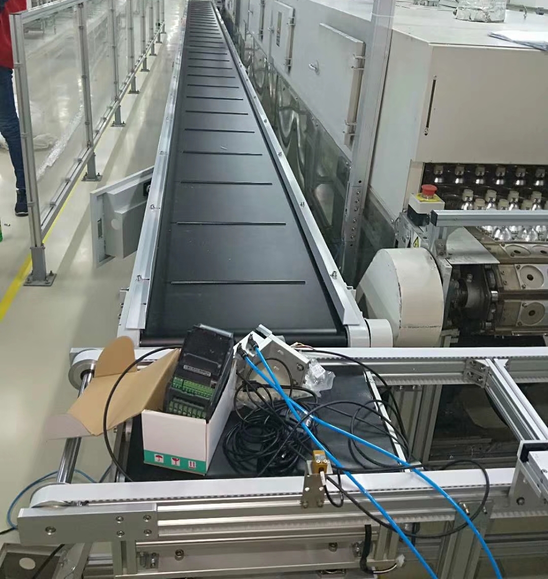 安裝中的江蘇皮帶輸送機.jpg 安裝中的江蘇皮帶輸送機.jpg